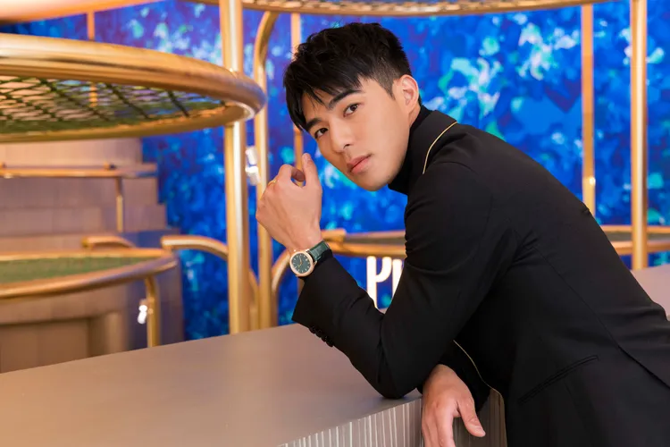 身為伯爵形象大使的陳昊森，身著一襲優雅正裝搭配伯爵Polo系列18K金孔雀綠日期顯示腕錶亮相。品牌提供