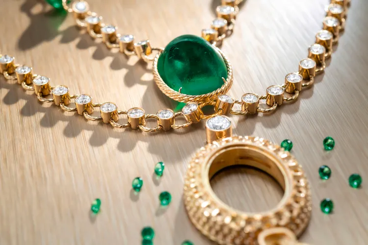 Swinging Sautoir玫瑰金孔雀石面盤祖母綠項鍊錶，鑲嵌1顆約25.38克拉橢圓形切該尚比亞祖母綠。品牌提供