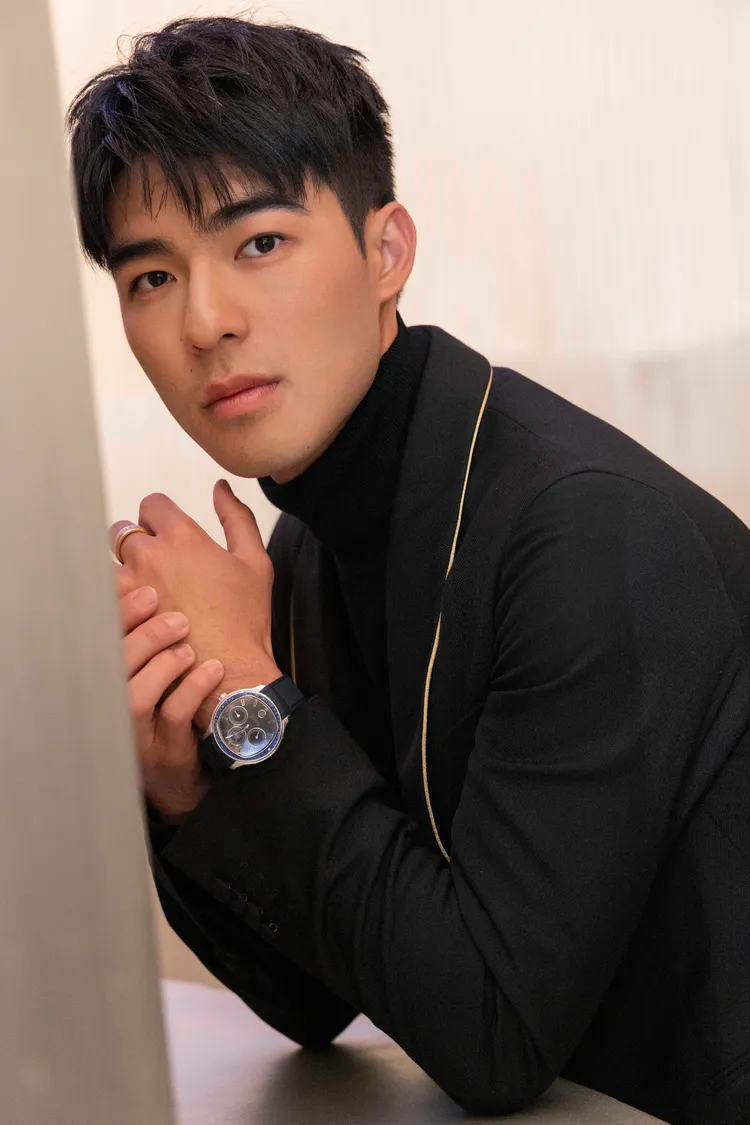 陳昊森搶先戴上伯爵於錶展期間發表的Polo系列黑曜石藍寶石超薄萬年曆腕錶，亦讓他順勢成為全球首位佩戴此款限量腕錶的明星。品牌提供