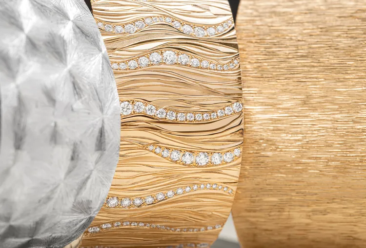 3款「Hidden Treasure」高級珠寶系列手鐲錶，運用經典宮廷式雕刻等多種不同飾紋，展現出絕美風韻。品牌提供