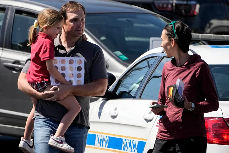 家長抱走驚魂未定的孩童。美聯社