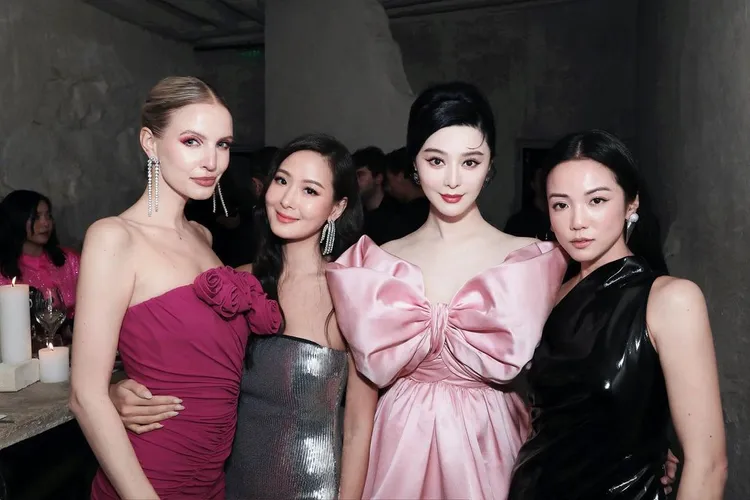 YUN YUN SUN X LUISAVIAROMA聯名系列發表晚宴中，孫芸芸（左2）以主人身分迎來范冰冰（右2）等貴客。翻攝bingbing_fan IG