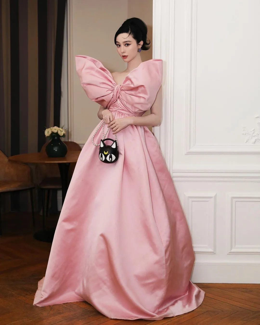范冰冰昨晚出席YUN YUN SUN X LUISAVIAROMA聯名是品表晚宴,她穿了高級訂製服品牌Giambattista Valli粉紅緞面大蝴蝶結露肩平口禮服,還拎了Jimmy Choo貓咪包,打扮十分精心。翻攝bingbing_fan IG