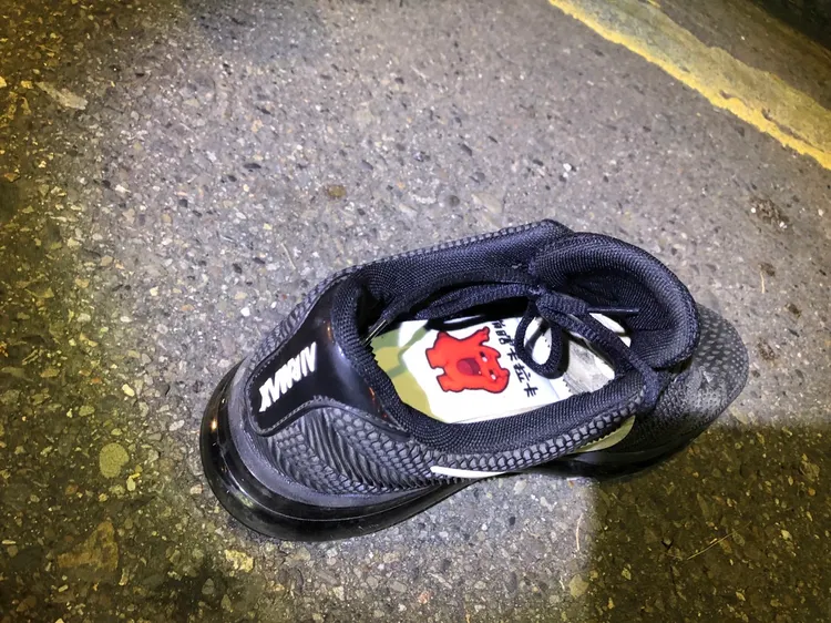 警方在盧男鞋內發現毒品。土城警分局提供