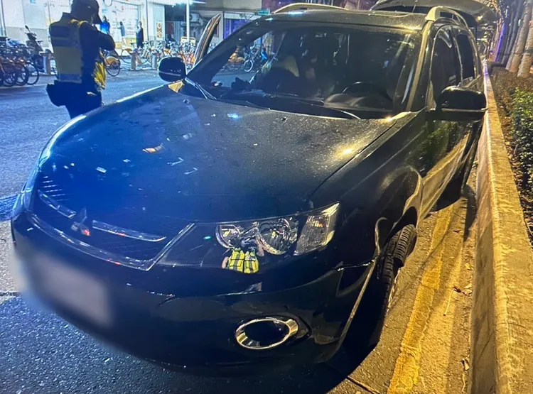 盧男自撞安全島，左前車輪當場爆胎。土城警分局提供