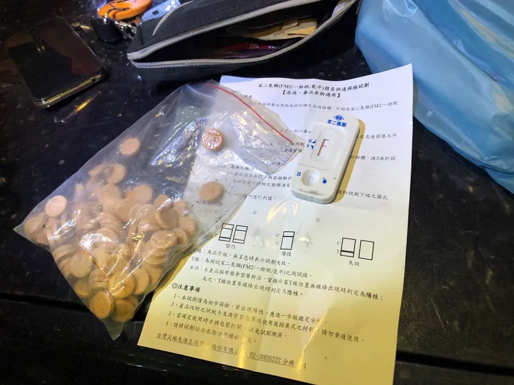 警方在駕駛座上發現毒品梅片。土城警分局提供