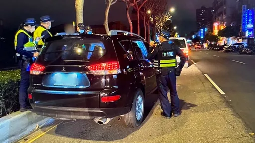 新北男神智不清自撞安全島 開車前曾做這件事GG了