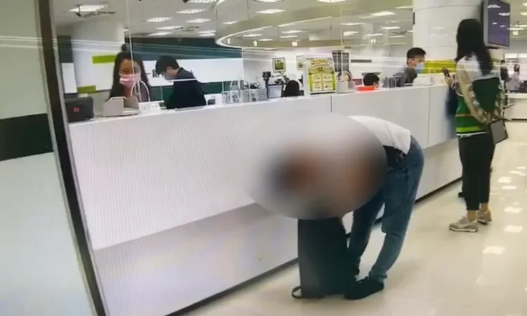 白衣男子現身銀行櫃台要領700萬元，卻支吾其詞無法交代帳戶金錢來源。翻攝畫面