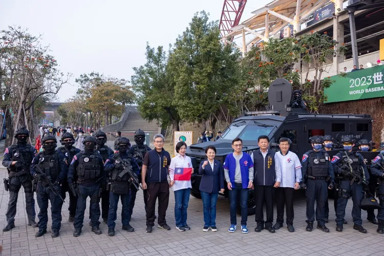 反恐維安特勤隊駕駛G2輪式裝甲車進駐洲際棒球場。台中市府提供