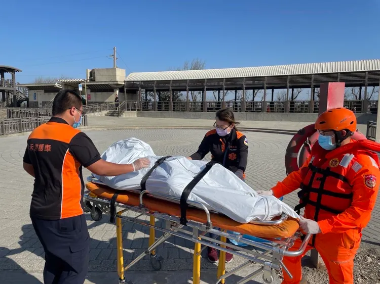 相關單位運送浮屍。翻攝畫面