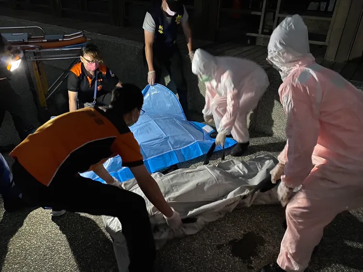 相關單位運送浮屍。翻攝畫面