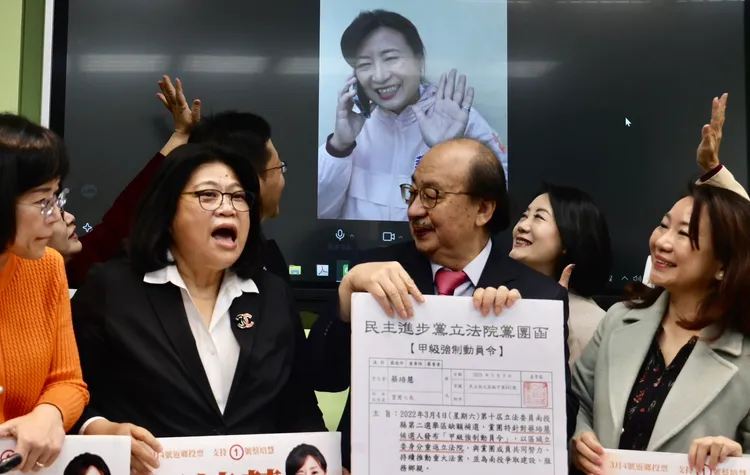綠委齊呼挺培慧回國會。林林攝