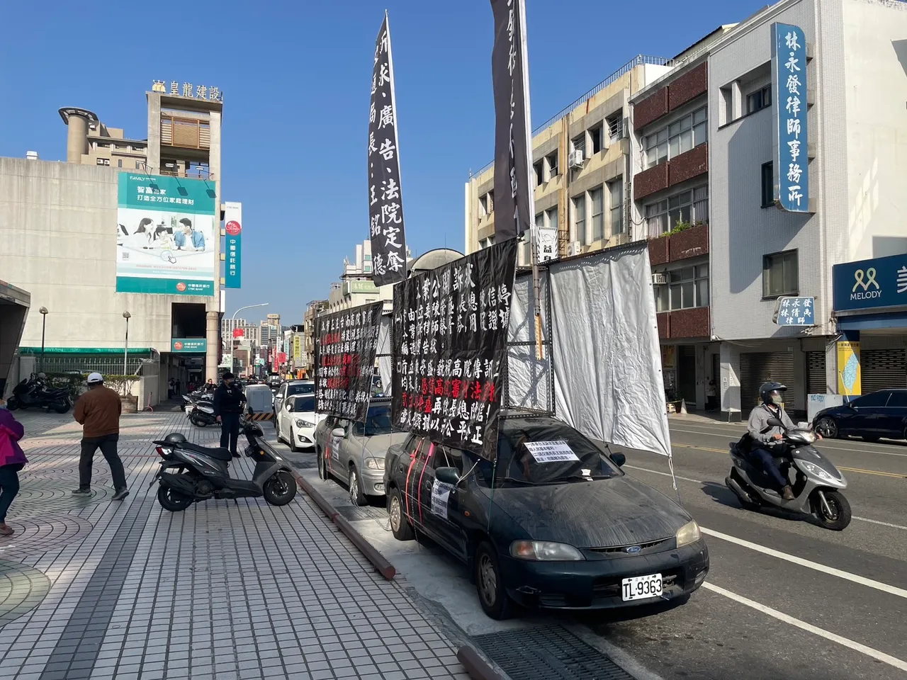 事主被依違反「遊動廣告物」開罰,車輛遭強制拖離。讀者提供