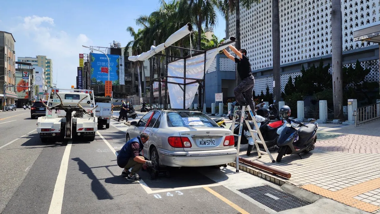 「台銀抗議車」落幕後3度回歸,6日中午又遭警方拖走。讀者提供