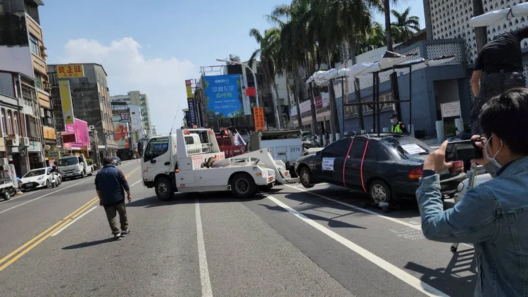 車主須支付拖吊費、保管費，拆除框架、廣告後方能領車離場。讀者提供