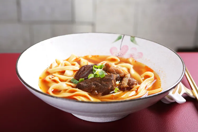 近期推出冷凍宅配的鍋王紅燒牛肉麵組合，買就送主廚私房辣椒醬。業者提供