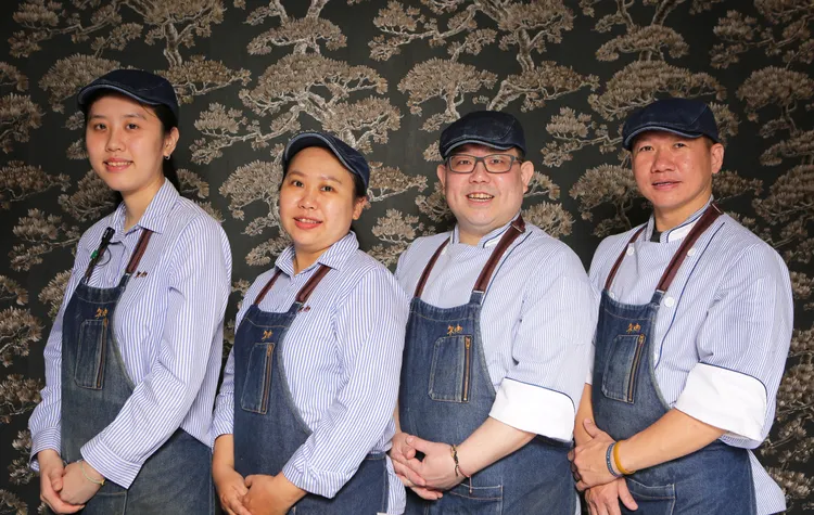 冬鄉小廚負責人白宇皓（右二）和工作團隊都是專業的火鍋煮理人。業者提供