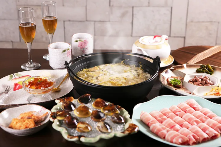 新版菜單鍋底跳脫傳統，除酸白菜、凍豆腐與寬粉條，還新增迎賓茶、老味拼盤與特製甜點等附餐。業者提供