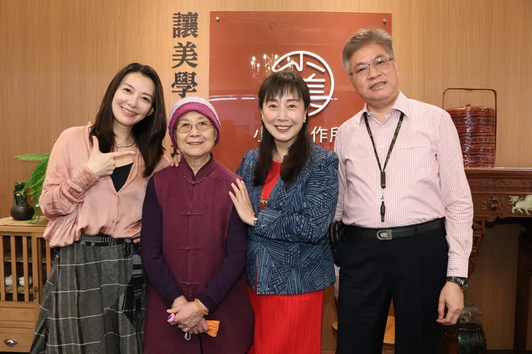 陳若萍（左起）、方岑媽媽、方岑及其醫師男友吳榮開心合影。鄭孟晃攝