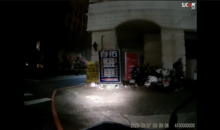 李男將機車停放在人行道上，行經可疑引起巡邏警員盤查。讀者提供