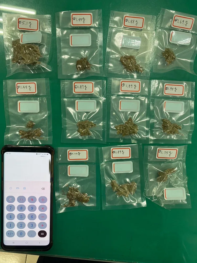 警方在李男死命保護的袋子內，查獲11包大麻毒品。讀者提供