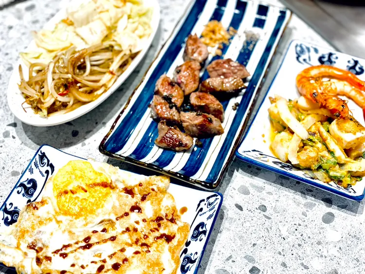 「就饗鐵板燒」主打「澎湃海陸雙主餐」，不論點牛排或雞腿排均附贈包含金沙雙魷+白蝦的海鮮盤。曾仲葳攝