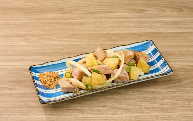 「嫩煎雪花豚(鳳梨)」厚切豬肉塊搭配鳳梨入菜，酸甜風味解膩又帶果香，女性顧客最愛。業者提供