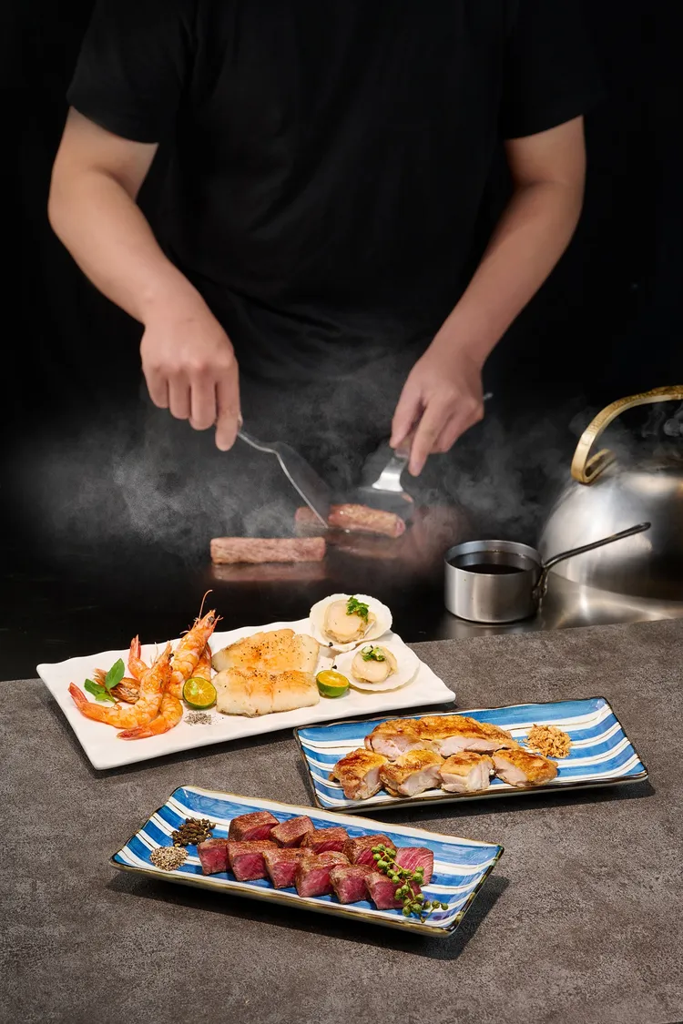 「就饗鐵板燒」雙人海陸套餐，雙主餐加上彭湃海鮮盤，讓小資族吃飽吃好。業者提供