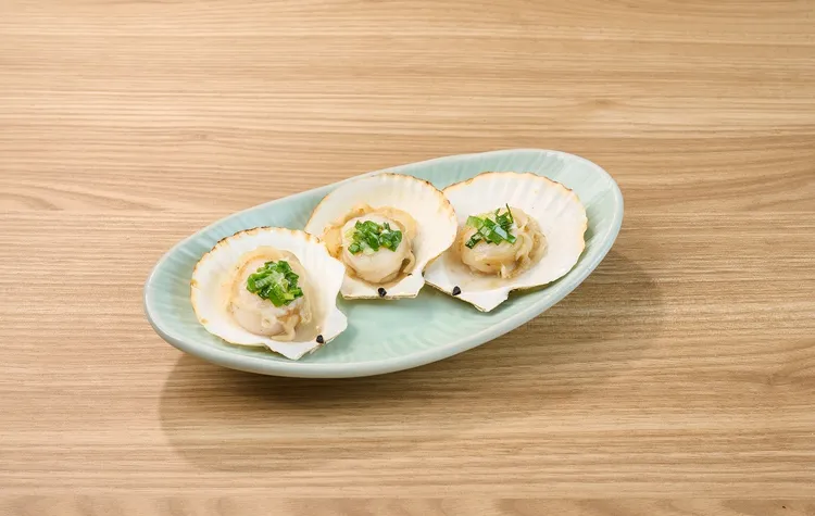 「蔥鹽扇貝」以台味油蔥點綴，獨特調味帶出扇貝鮮甜。業者提供