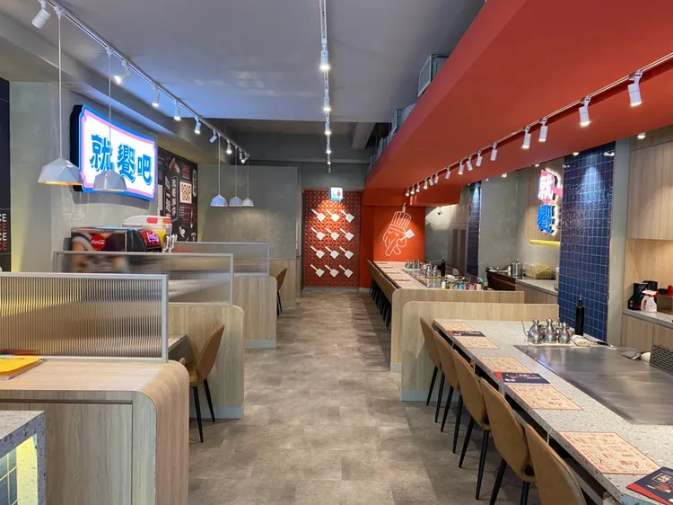 就饗鐵板燒搶佔年輕族群市佔率，內裝為活潑明亮風格，附無限量供應自助吧。業者提供