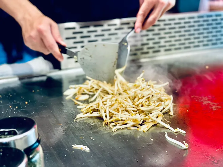 點套餐均附雙蔬菜盤。曾仲葳攝