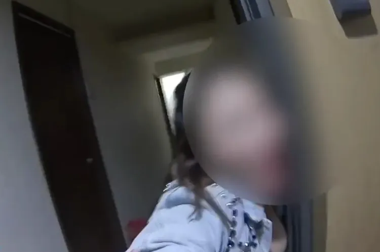 張女最終來不及關門就被逮住。翻攝畫面