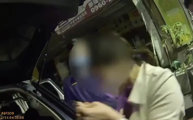 警方將她解送移民署。翻攝畫面