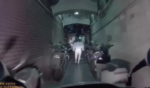 女移工淪私娼站壁拉客見警快溜 騎車技術超狂!警飛車暗巷逮人