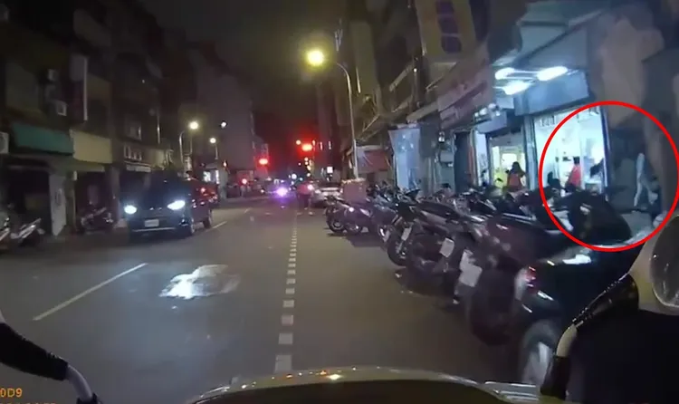 眼尖巡邏警見張女轉頭進到巷弄內。翻攝畫面