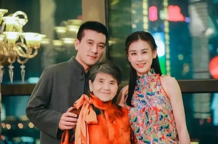 黃聖依婆婆（中）和兒子楊子（左）、黃聖依開心合照。翻攝微博