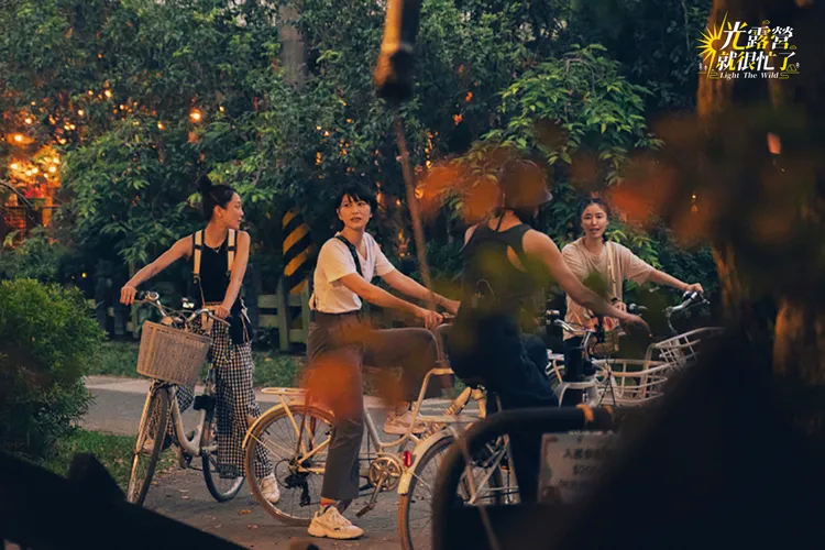 光小姐們一起騎腳踏車出去晃晃。TVBS提供