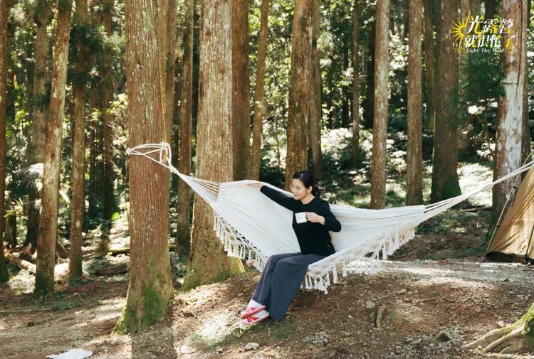 劉品言邋遢穿紅白拖錄影。TVBS提供