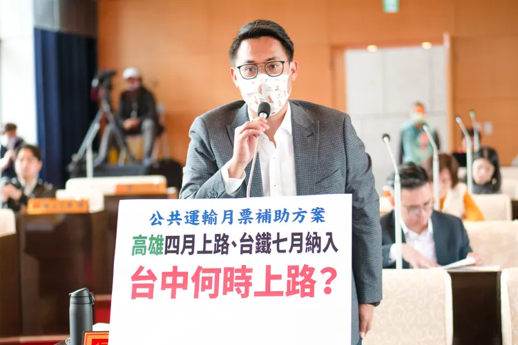 台中市議員楊大鋐希望市府向中央爭取將台鐵納入299月票方案。民眾提供