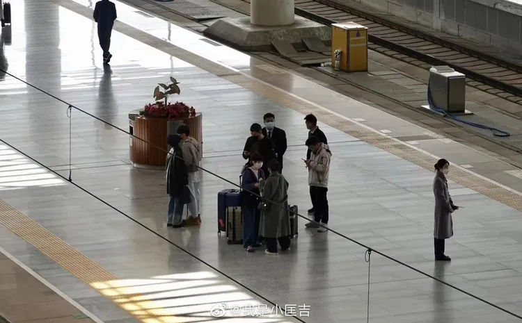 李榮浩南京演唱會結束後，與楊丞琳現身高鐵月台，身旁有大批行李與人員陪伴。翻攝我是小匡吉微博