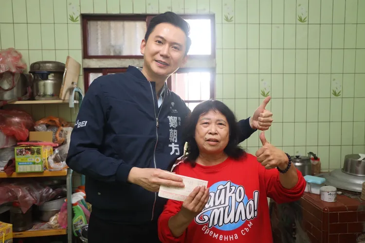 鄭朝方親訪市民了解領取紓困金。竹北市公所提供