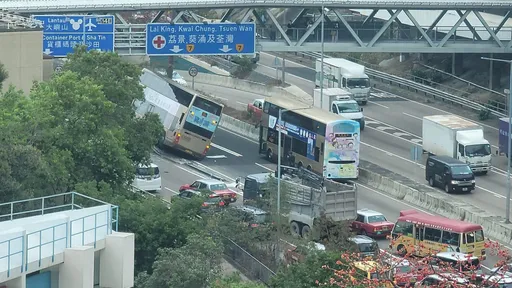 雙層巴士剷上分隔道歪一邊 乘客受困47人輕重傷