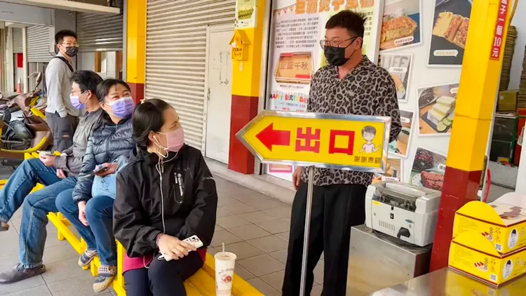 店家向客人解釋蛋源不足。王志弘攝