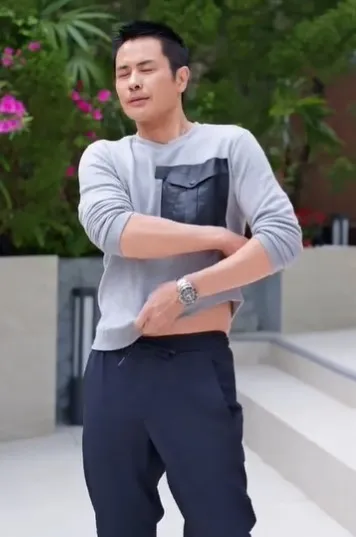 鄭嘉穎假裝要脫衣秀身材。翻攝陳凱琳小紅書