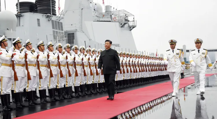 中國積極建軍，武力犯台的可能性越來越高。圖為中國國家主席習近平檢閱海軍。資料照片
