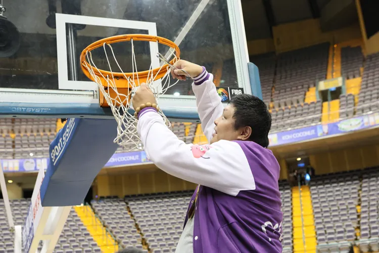 光復高中奪冠開心剪籃網。   鄭孟晃攝