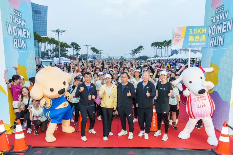 運發局吉祥物「艾溫冬」(左)攜手台新銀行「RICHART」(右)在拱門前為女孩們加油。運發局提供