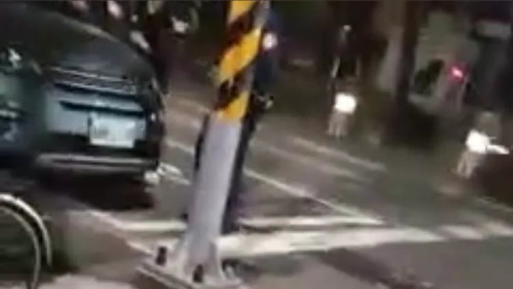 遭民眾指正後，員警回頭開單。翻攝自「翻轉大台南交通違規2.0」