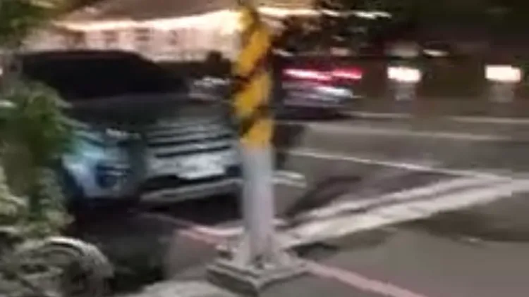 民眾發現有轎車違停在機車停等區。翻攝自「翻轉大台南交通違規2.0」