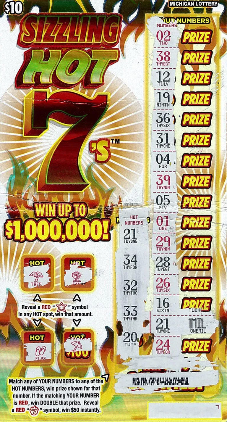 女子刮中的100万美元刮刮乐。翻摄密西根乐透